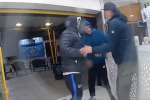 Tomaba un helado con su hija y lo asaltaron tres delincuentes: le apuntaron a la cara y le sacaron todo