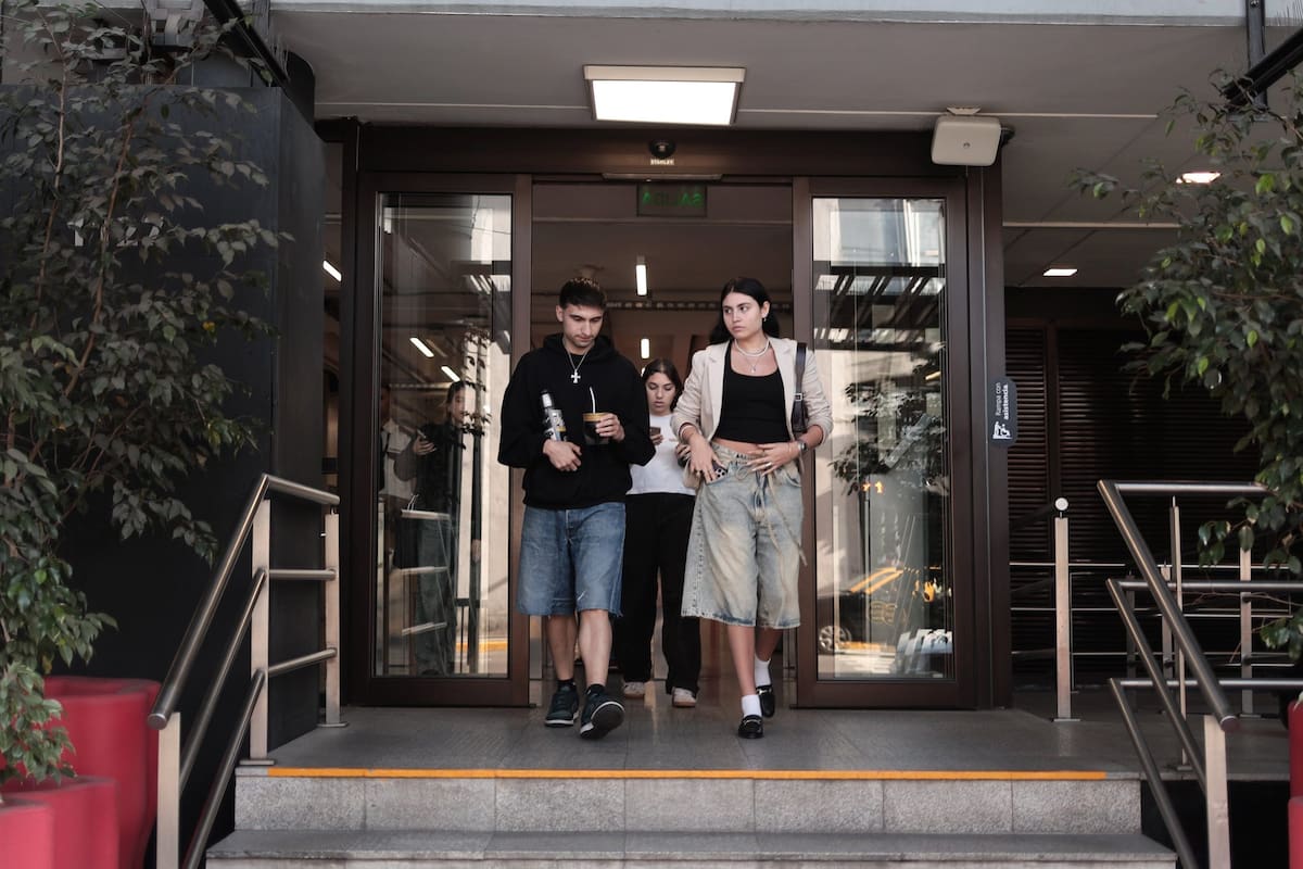Ingreso de alumnos de la UADE con la aplicación del código de vestimenta