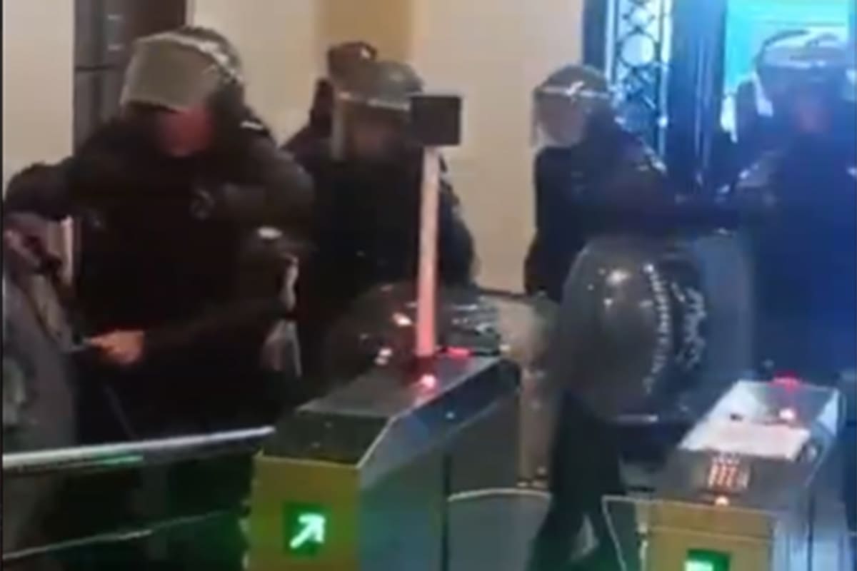Ingreso de la Gendarmería en la sede de la Comisión Nacional de Energía Atómica