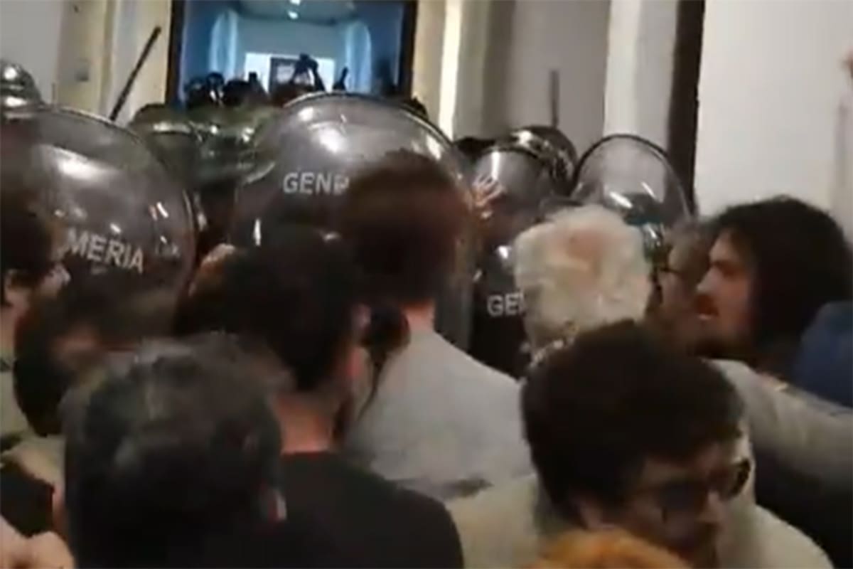 Ingreso de la Gendarmería en la sede de la Comisión Nacional de Energía Atómica