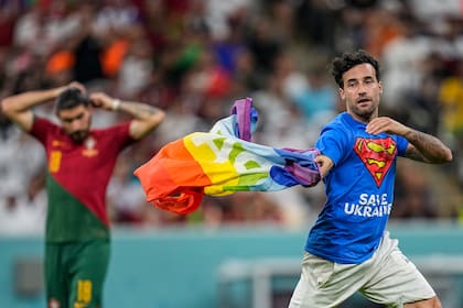 Ingresó un hombre al campo de juego con una bandera LGBT en el medio del partido entre Uruguay y Portugal