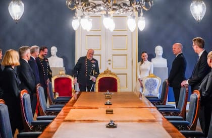 Ingrid Alexandra asistió por primera vez al Consejo de Estado el día que cumplió 18 años, junto a su abuelo Harald V y su padre Haakon (2022)