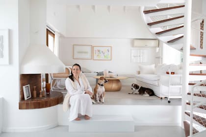 Ingrid, con sus perros Adi y Sam. Mesa baja (Mariano Ruffo para Casa Social) con piezas de cerámica (Antes Pella).
