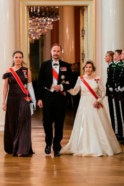 Ingrid –con un vestido de escote asimétrico de la diseñadora Marmar Halim– ingresa junto a su padre, el rey Haakon, y su abuela, la reina Sonia, quien lució la majestuosa Tiara de Perlas de la reina Maud