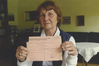 Ingrid empezó a escudriñar sus documentos