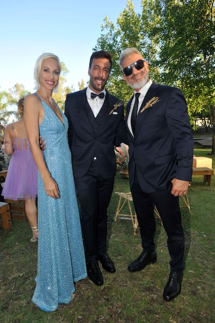 Ingrid Grudke, íntima amiga de la pareja, llegó temprano al salón y compartió desde el comienzo con Julieta los preparativos para la boda. En la foto, posó con su pareja, Martín Colantonio, y el novio