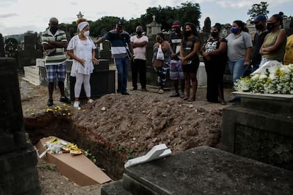 Inhumación de una víctima del Covid en un cementerio de Río de Janeiro