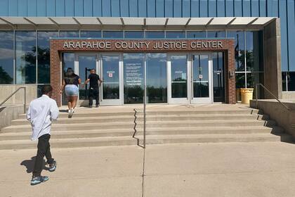 Inicia juicio por asesinato contra dentista de Colorado acusado de envenenar batidos de su esposa