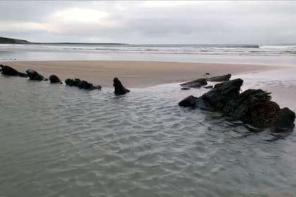 En las costas de Sligo, en Irlanda, los vecinos estaban intrigados por los restos de una embarcación en la playa. Ahora, investigadores pudieron explicar de qué se trata