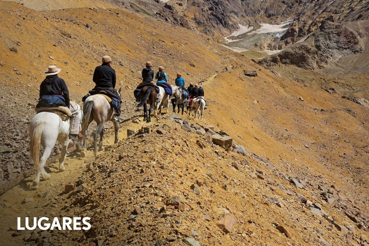 La expedición al avión de los uruguayos tiene dos modalidades: trekking o cabalgata. Dura tres días y el primer encuentro es en El Sosneado