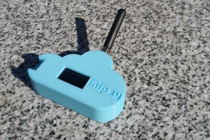 Inipay es un dispositivo de radiofrecuencia que puede vincular un celular o posnet sin acceso a Internet con una antena que sí tenga conectividad, distante a 16 km, para permitir el uso de billeteras digitales y pagos con tarjeta