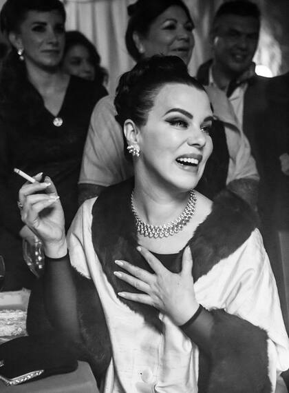 Debi Mazar como Ava Gardner, en la serie Arde Madrid