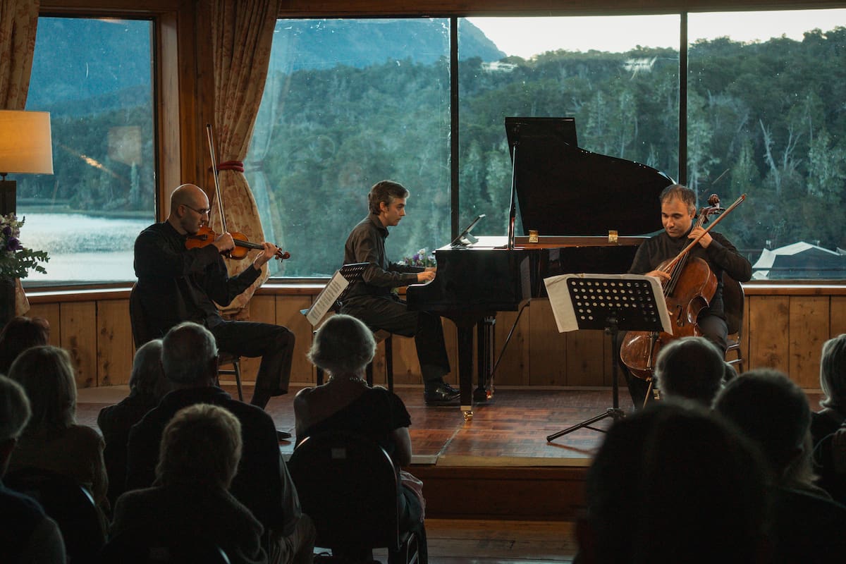 Inmejorable marco para el concierto diurno del Trío Ginastera: Marcelo Balat en piano, Xavier Inchausti en violín y José Araujo en violonchelo