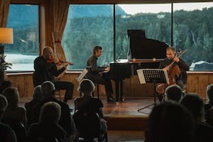 Inmejorable marco para el concierto diurno del Trío Ginastera: Marcelo Balat en piano, Xavier Inchausti en violín y José Araujo en violonchelo
