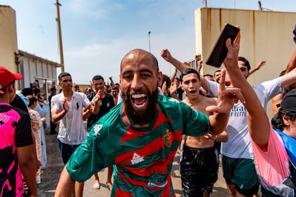Inmigrantes cruzan desde Marruecos hacia el enclave español de Ceuta, el jueves 30 de julio de 2026. (AP Foto/Antonio Sempere)