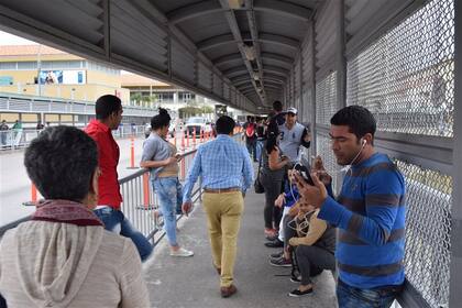 Inmigrantes cubanos, en el puente de Nuevo Laredo