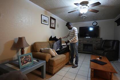 Inmigrantes en la franja norte de Texas viven en el limbo bajo represión de Trump