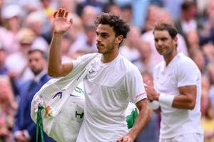 Inolvidable: Francisco Cerúndolo se retira del court central entre aplausos. entre ellos, los de su vencedor, Rafael Nadal