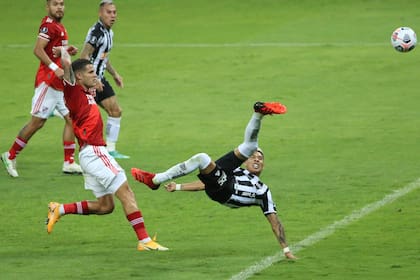 Inolvidable noche de Matías Zaracho contra River en Belo Horizonte: éste es su golazo para el 1-0 y luego hará una palomita para el 3-0 y el pase a una semifinal, en la que Mineiro se enfrentará con Palmeiras,