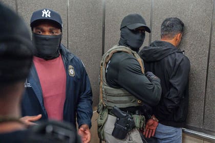 Inquietante imagen de agentes enmascarados es cada vez más frecuente en la vida cotidiana de EEUU