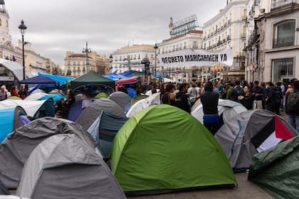 Inquilinos y activistas por el derecho a la vivienda se concentran en un acampe frente al Congreso, en Madrid