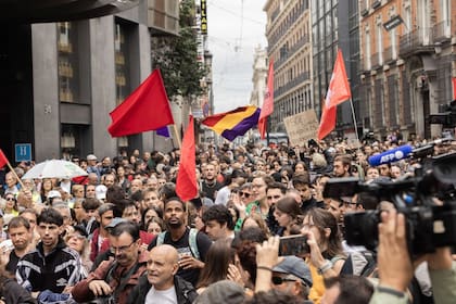Inquilinos y activistas por el derecho a la vivienda se concentran frente al Congreso de los Diputados en Madrid durante una manifestación convocada por el Sindicato de Inquilinos de Madrid