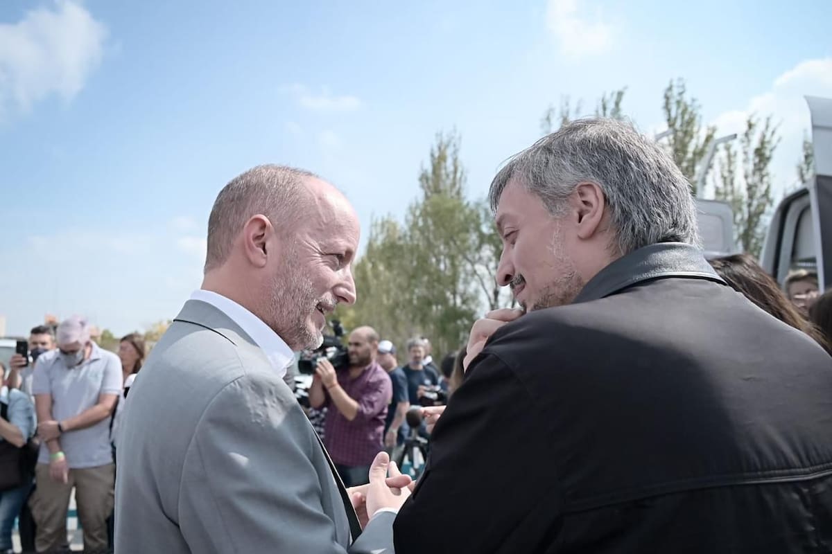Insaurralde, con Máximo Kirchner, en un acto en el Estadio Único de La Plata, el 8 de abril
