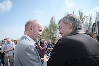 Insaurralde, con Máximo Kirchner, en un acto en el Estadio Único de La Plata, el 8 de abril