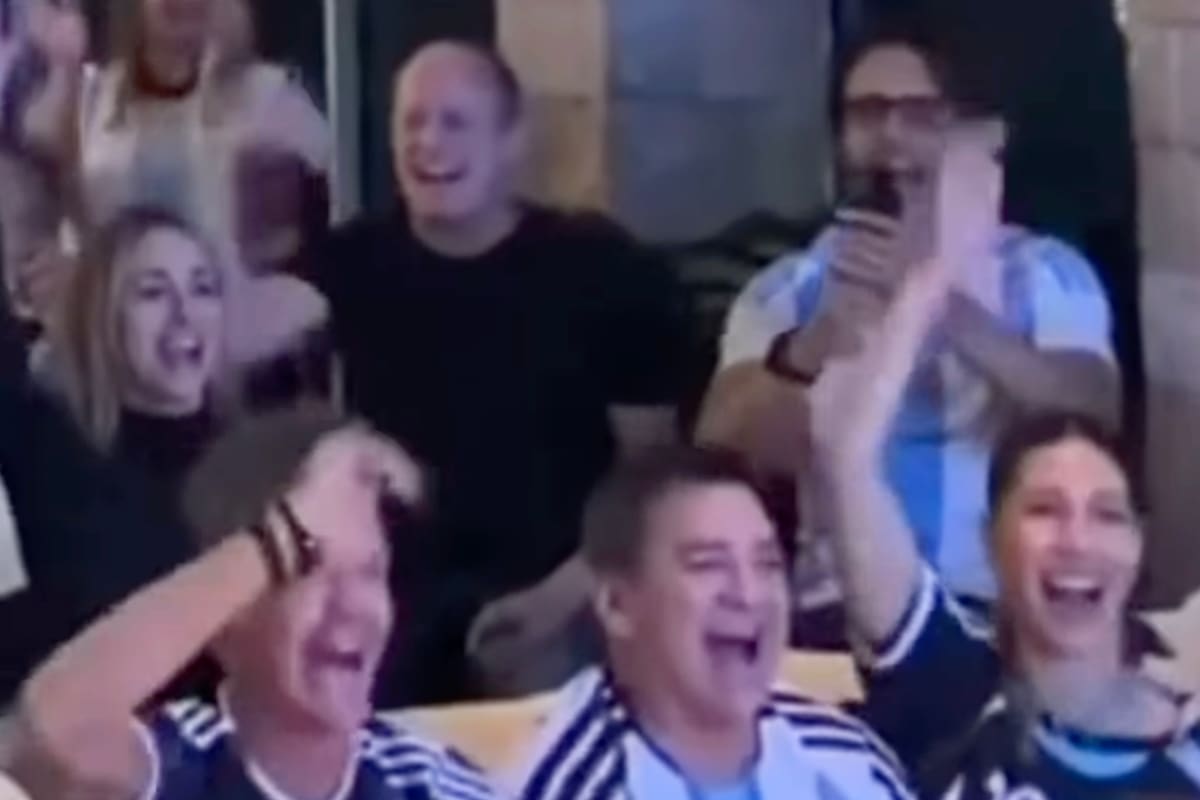 Insaurralde, de remera negra, alentando a la selección