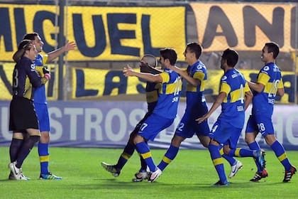 Insaurralde metió el último penal y todos lo abrazan