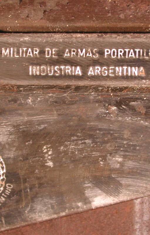Inscripción de la Fábrica Militar de Armas Portátiles de Rosario en una ametralladora hallada en las favelas de Río de Janeiro