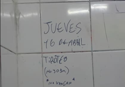 Inscripciones en un baño con amenaza de tiroteo de la Esculea Técnica 9 de 7 Ing. Huergo, del barrio de Caballito.