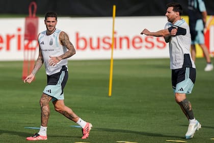 Inseparables: Rodrigo De Paul y Lionel Messi, en la práctica del seleccionado argentino, que empezó con todo el Mundial 2026