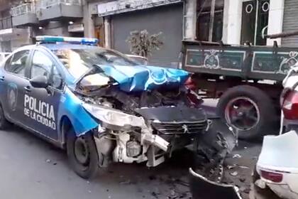 Insólito accidente en Caballito: un patrullero perdió el control y chocó dos autos, uno de ellos un clásico