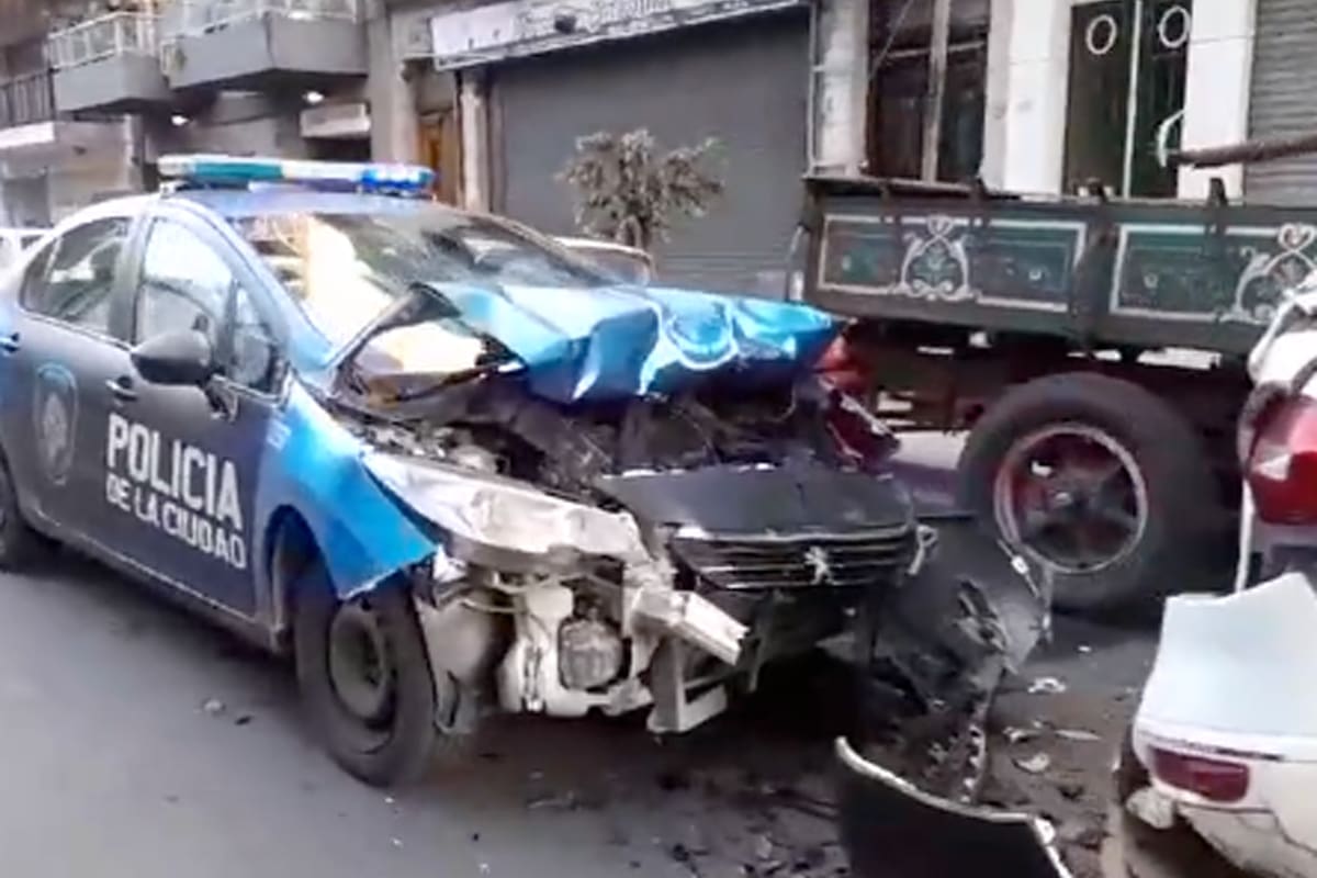 Insólito accidente en Caballito: un patrullero perdió el control y chocó dos autos, uno de ellos un clásico
