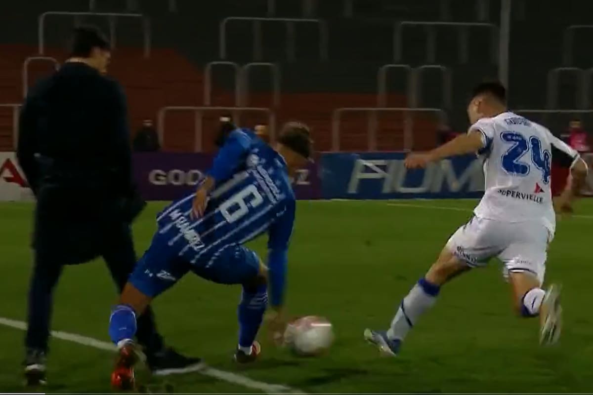 Insólito: el foul del uruguayo "Cacique" Medina a Matías Ramírez, de Godoy Cruz; el DT de Vélez será expulsado, en el 1-1 en Mendoza por la Liga Profesional de Fútbol.