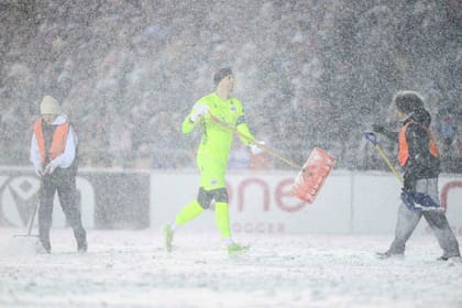 Insólito episodio en el fútbol canadiense: el arquero frenó el partido para palear la nieve