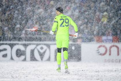 Insólito episodio en el fútbol canadiense: el arquero frenó el partido para palear la nieve