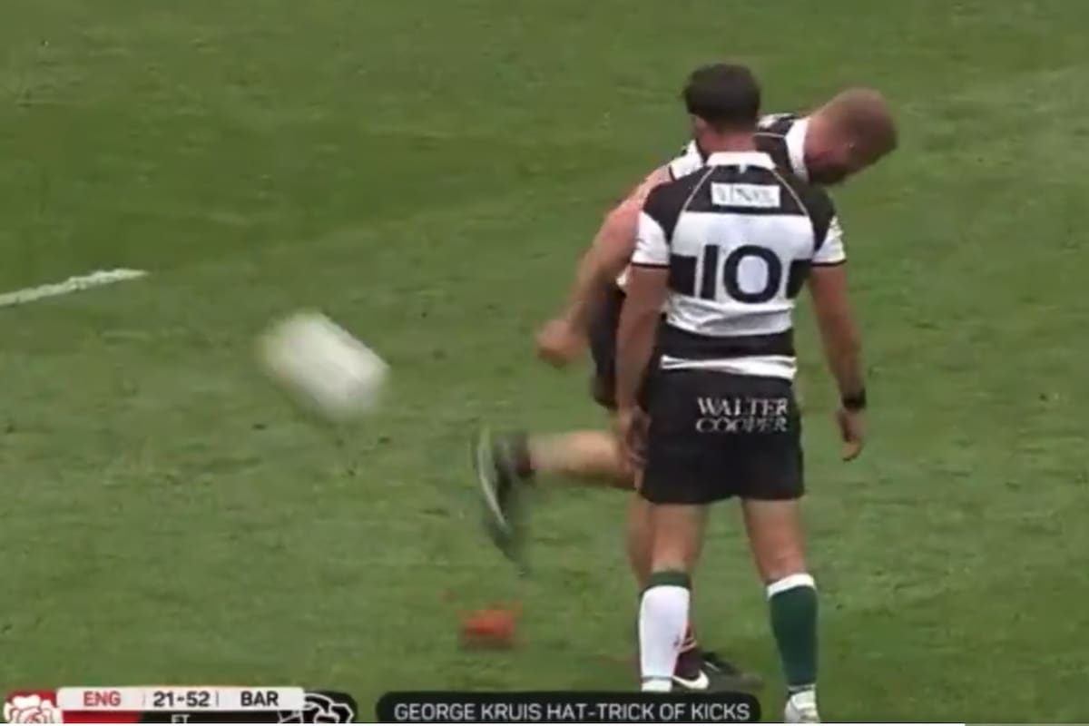 Insólito: George Kruis se retiró con una conversión de taco en el triunfo de Barbarians frente a Inglaterra.