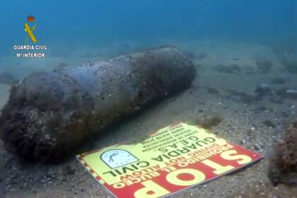 Insólito hallazgo de un nadador: una bomba de 70 kilos a metros de la playa