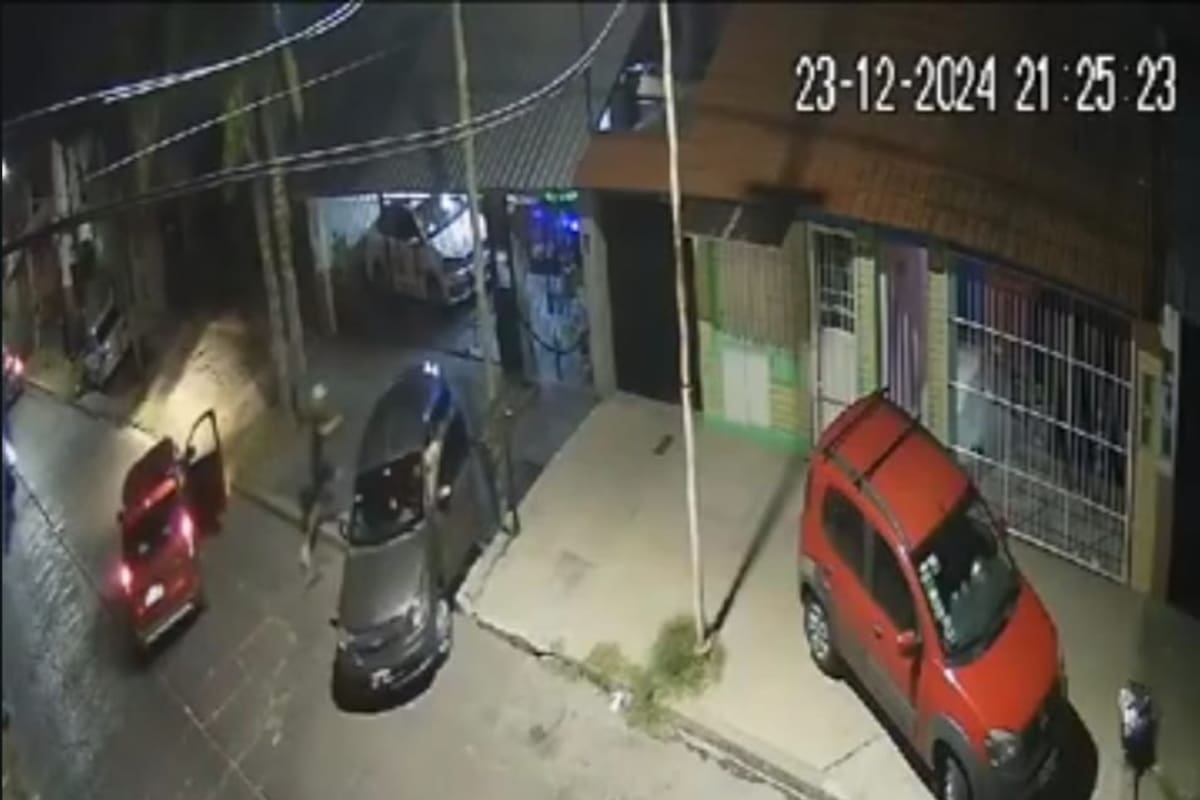 Insólito robo frustrado: ladrones chocaron y huyeron dejando el auto abandonado.