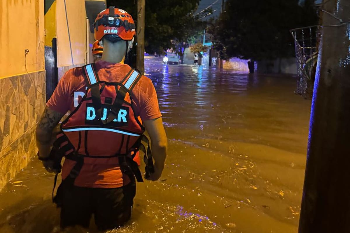Inspección por anegamientos, personal del DUAR realiza tareas de inspección en viviendas afectadas por la acumulación de agua en 2025