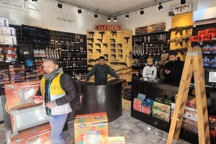 Inspección y clausura en El Gordo, un importador mayorista que figura en los registros como bazar, pero que en realidad vende réplicas de armas y cuchillos de caza sin autorización