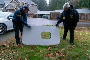 Inspectores analizan el módulo que se desprendió en el vuelo 1282 de Alaska Airlines