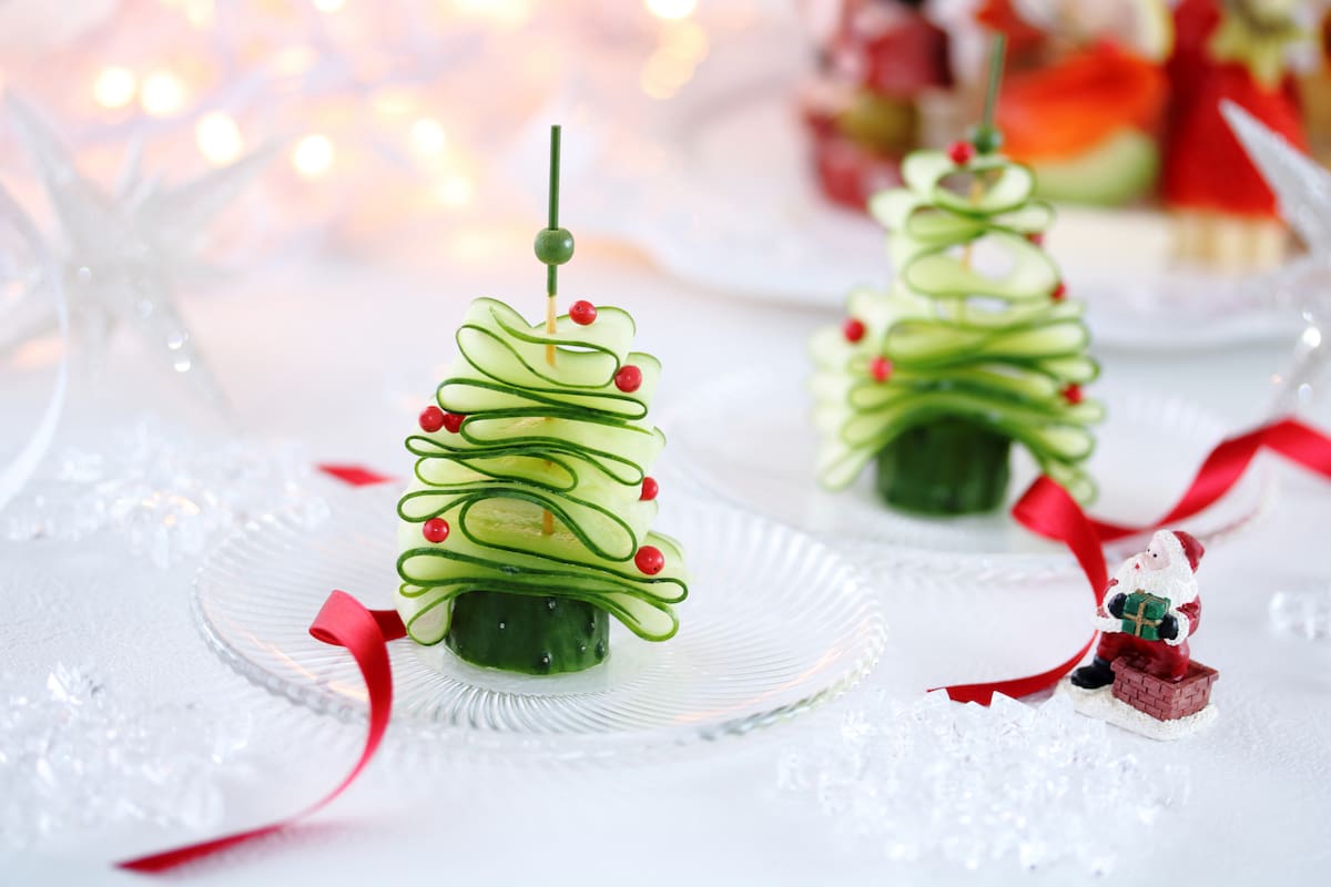 Inspiración: arbolitos de Navidad hechos con láminas de pepino para una entrada atractiva y saludable.