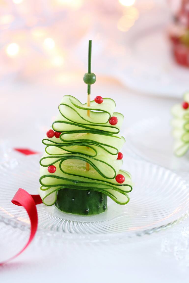 Inspiración: arbolitos de Navidad hechos con láminas de pepino para una entrada atractiva y saludable.