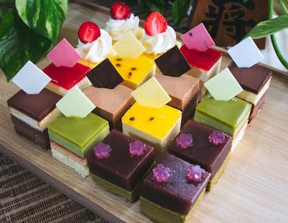 Inspirada en la estética de la emblemática Toraya, una confitería japonesa histórica fundada en 1336 en Kioto, la especialidad de Wagashi Pastelería es el Yogashi, la pastelería moderna de Japón con influencia occidental, en su caso, de la francesa