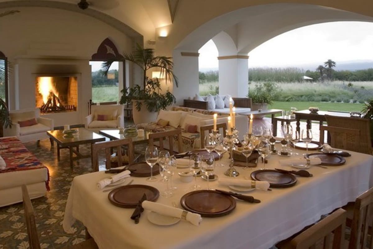 Inspirada en las estancias argentinas de principios del siglo XX El Colibrí es una de las estancias donde Macri descansa en familia