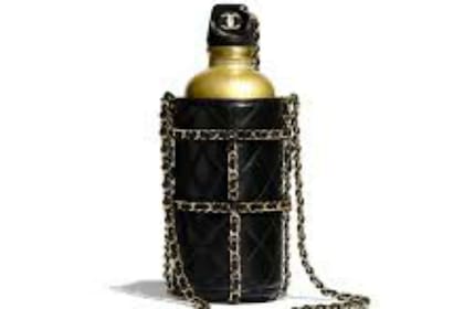 Inspirada en una cantimplora, la botella de Chanel está agotada en varias tiendas de la casa francesa.