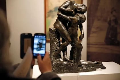Inspirada en una obra de teatro india sobre el reencuentro de Sakuntala con su marido tras una larga separación causada por un hechizo mágico, la escultura se realizó en varios medios y recibió varios nombres, incluido Vertumnus y Pomona